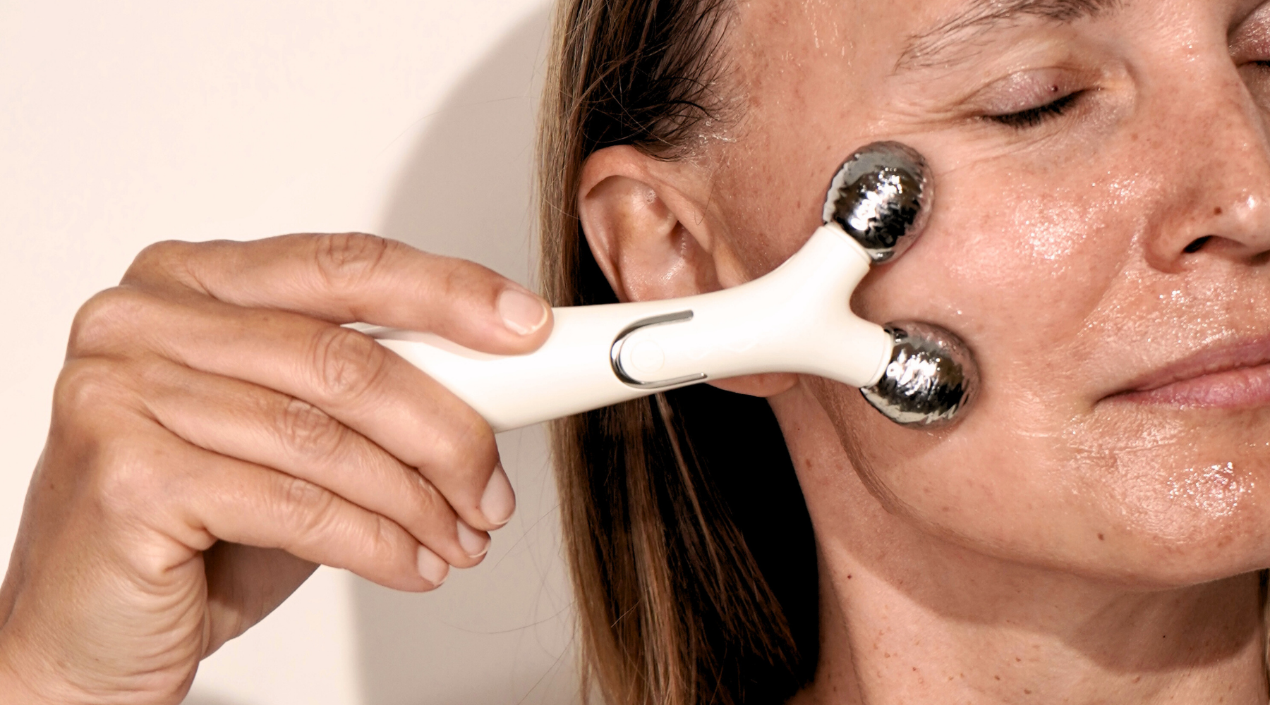 Microcurrent Facial Devices: A Comprehensive Guide to At-Home Skin Tightening